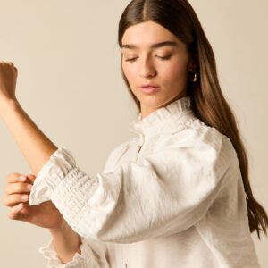 Blusa cuello volantes blanca