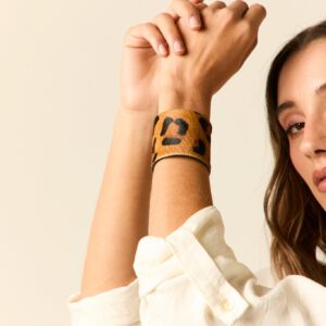 Brazalete étnico de piel print leopardo